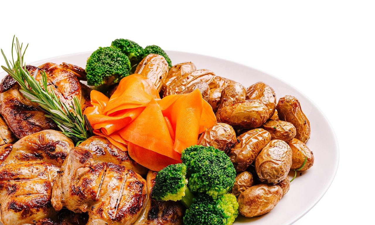 Une assiette équilibrée pour un dîner hivernal sain : velouté de potiron, papillote de poisson et salade de légumes.