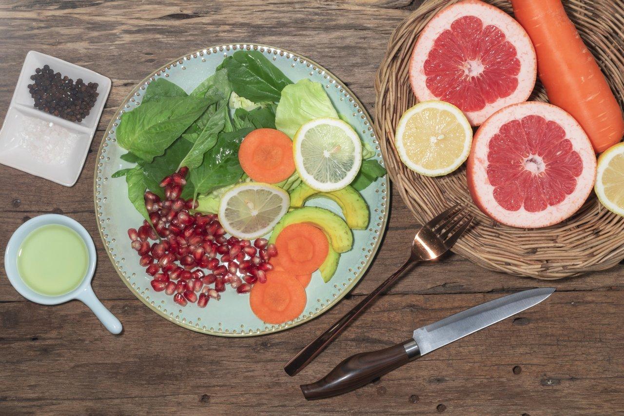 Une assiette hivernale équilibrée avec légumes racines, légumes frais et vinaigrette légère pour une alimentation saine.