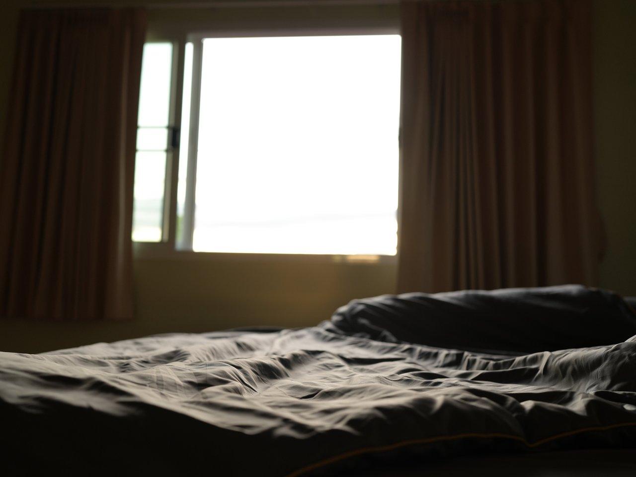 Une chambre apaisante idéale pour une relaxation profonde et un sommeil réparateur, favorisant le bien-être.