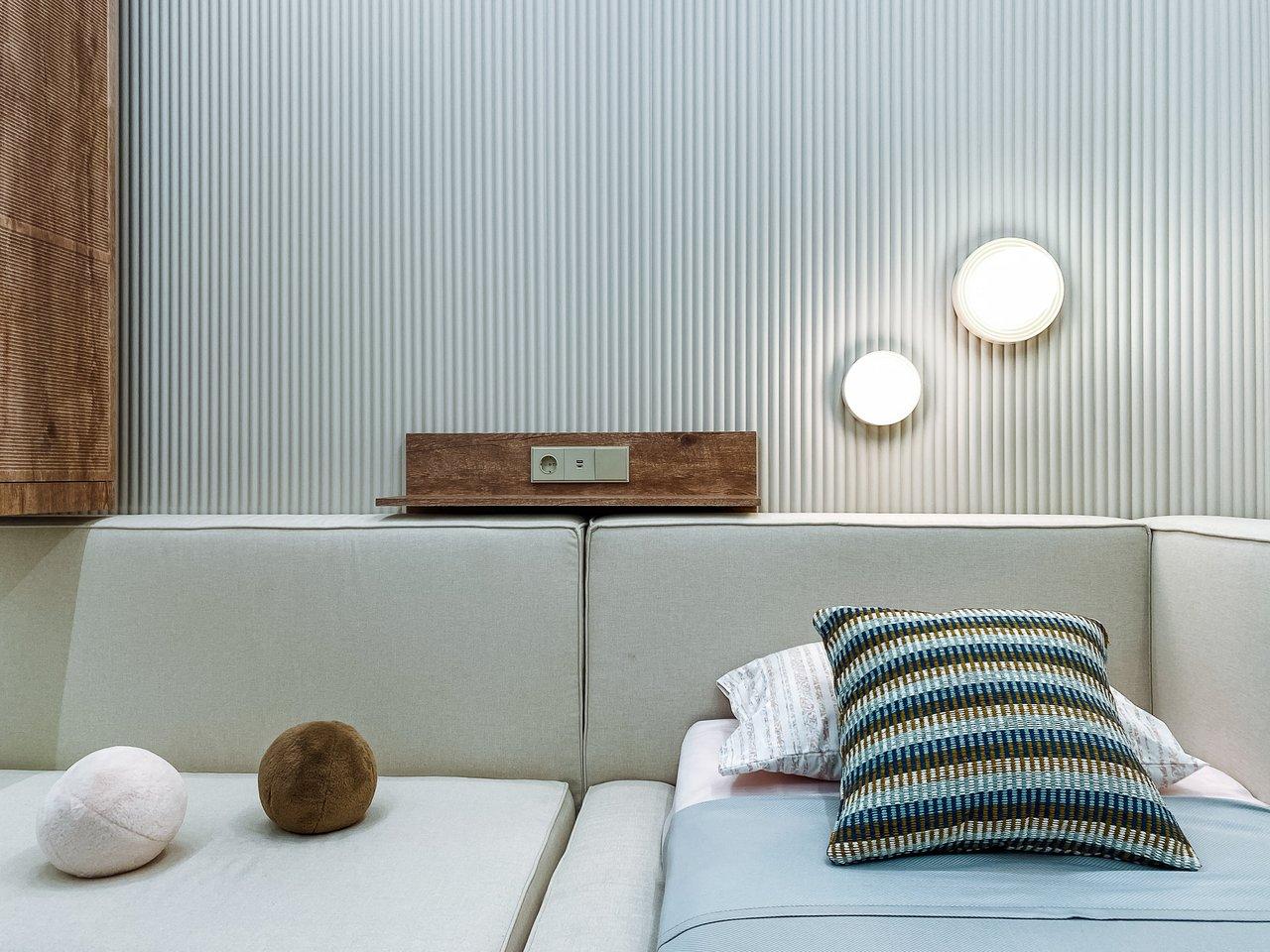 Une chambre minimaliste avec un éclairage paisible créant une ambiance propice à la détente avant le sommeil.