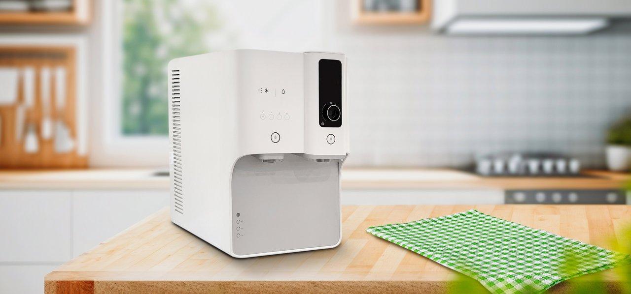 Une fontaine à eau moderne dans un espace de travail lumineux favorise une hydratation saine et pratique au bureau.