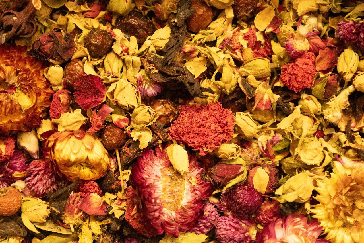 Une infusion naturelle détox colorée avec citron, romarin, gingembre et plantes fraîches pour une routine matinale revitalisante.