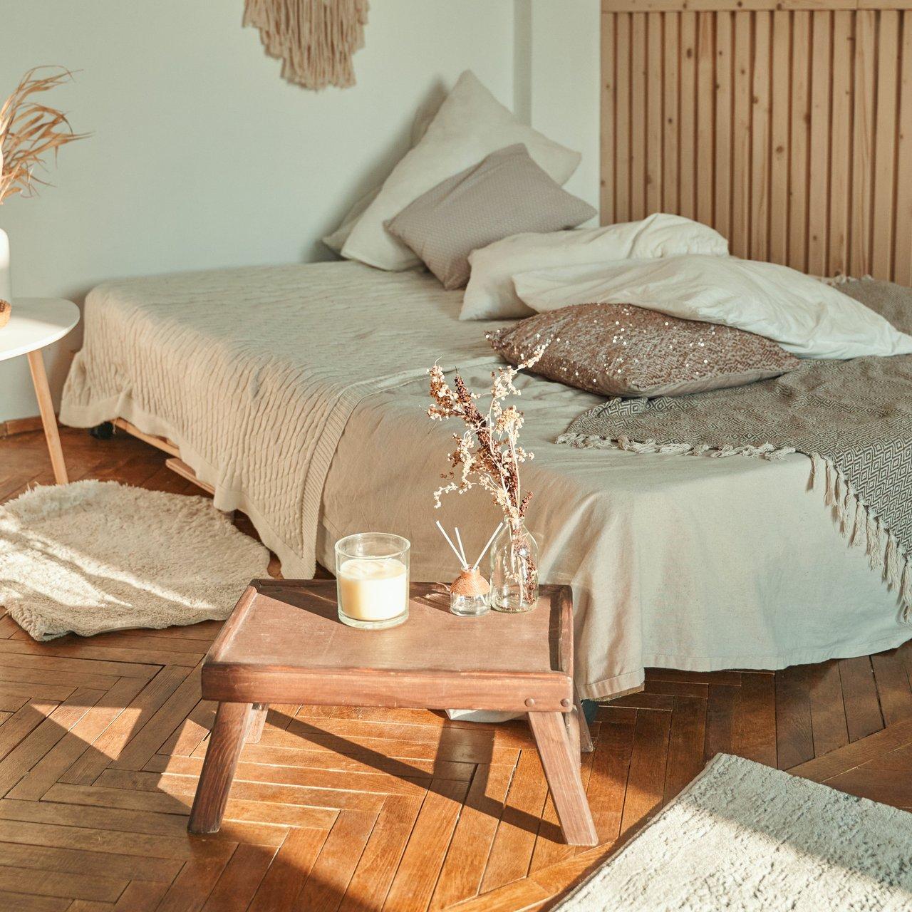 Une personne pratique la respiration abdominale pour favoriser la relaxation dans une bedroom calme et lumineuse.