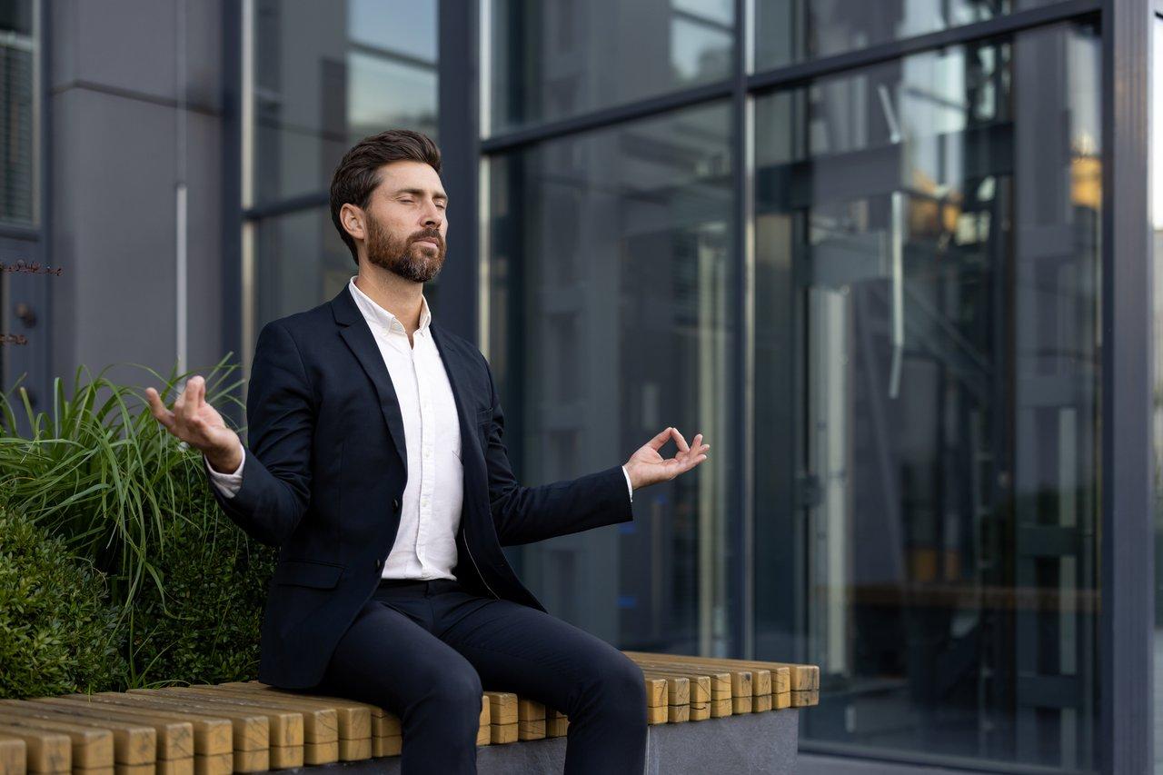 Une séance de professional mindful breathing en extérieur aide à apaiser l'esprit avant une réunion importante.