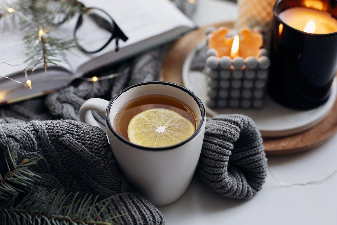 Une tasse de winter herbal tea réchauffe l’atmosphère cocooning d’un week-end d’hiver.