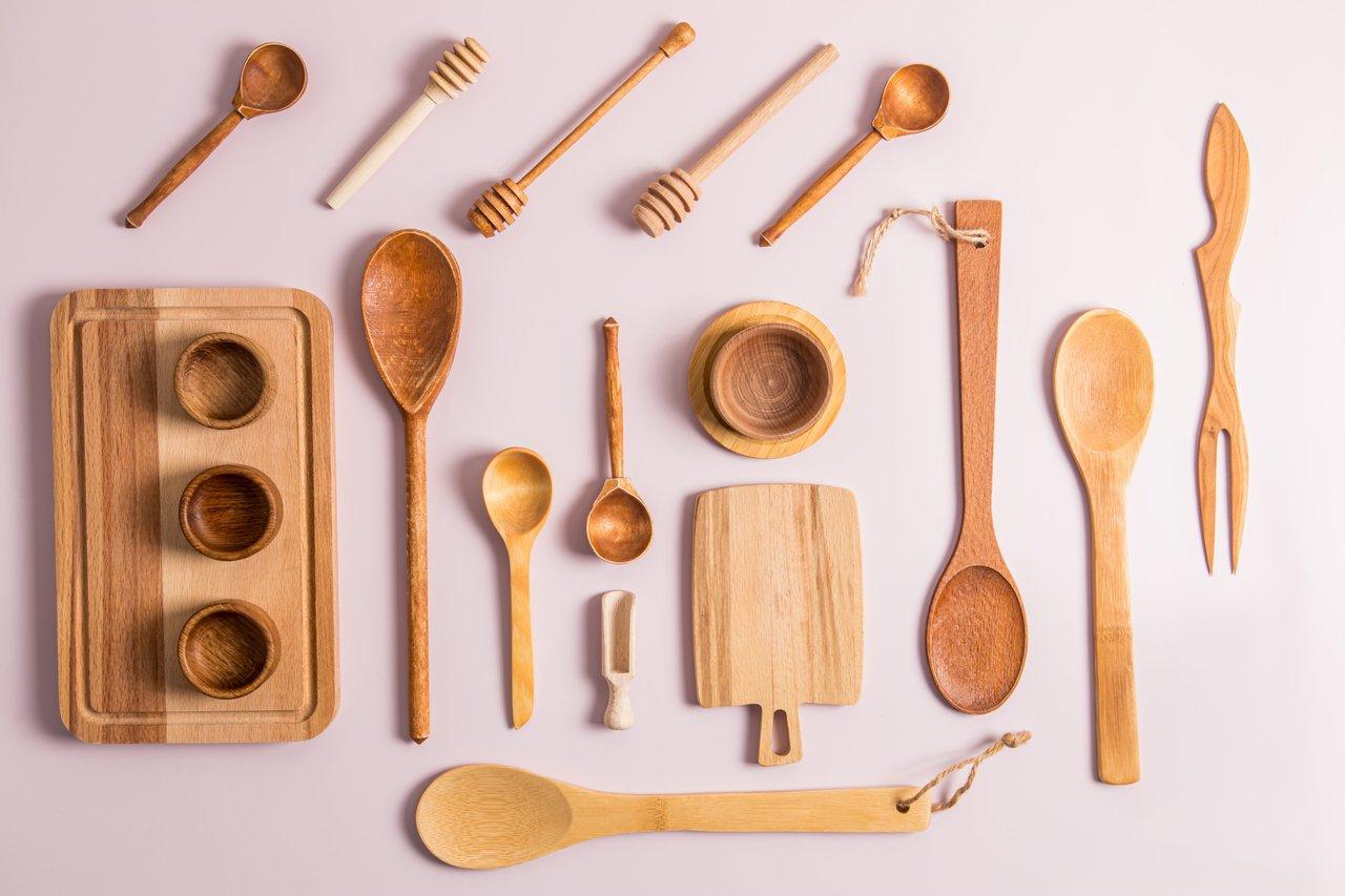 Ustensiles de cuisine durables en bois et bambou, essentiels pour une cuisine zéro déchet écologique.