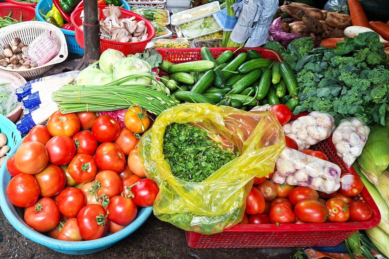 Variété de légumes de saison frais exposés sur un marché en vrac, idéale pour des repas sains en famille.