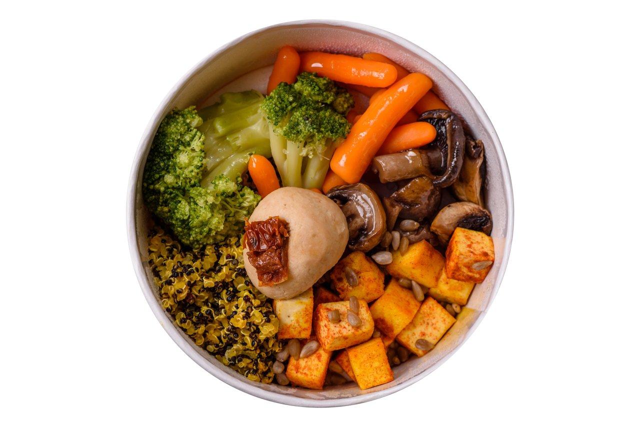 Vegan protein bowl équilibré avec tempeh, légumineuses, céréales et légumes frais riches en protéines végétales.