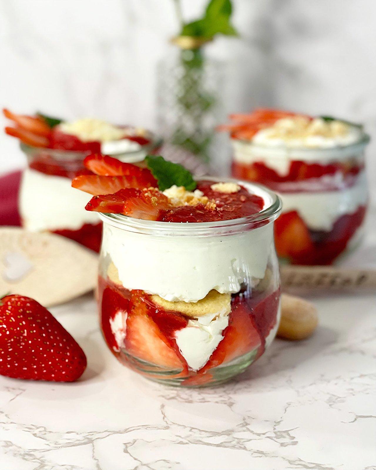 Verrine de strawberry rhubarb parfait, un dessert frais et léger idéal pour le printemps.